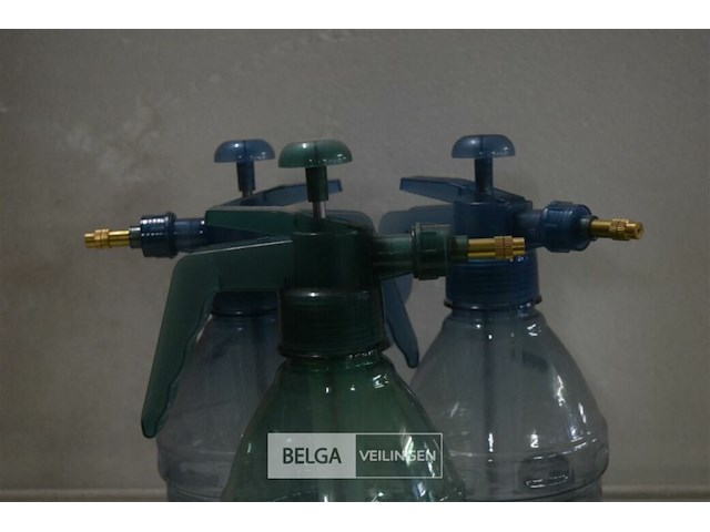 3 plantensproeiers - afbeelding 2 van  3