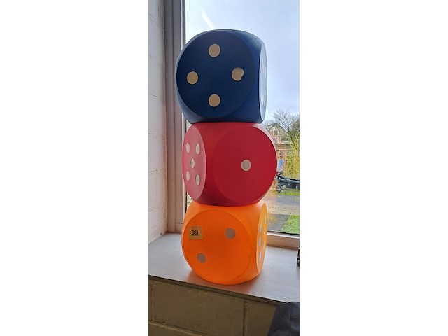 3 plastic teerlingen - afbeelding 1 van  1