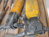 3 pneumatische breekhamers atlas copco met beitels (niet getest) - afbeelding 3 van  8