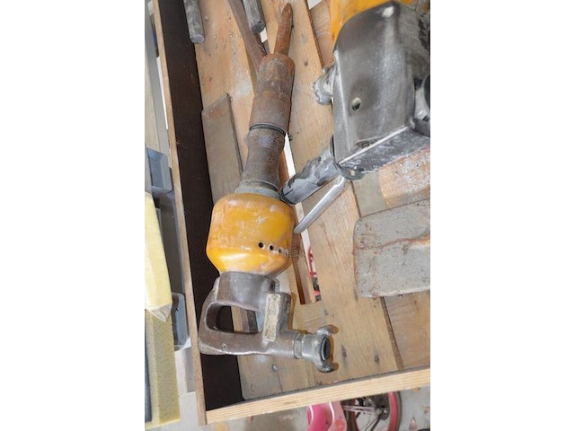 3 pneumatische breekhamers atlas copco met beitels (niet getest) - afbeelding 4 van  8