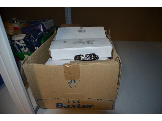 3 pvc bakjes met sloten, 3 pvc bakjes met binnenwerken, pvc bakje met deurspionen, pvc bakje met deurklinken, kartonnen doos met raambeveiliging - afbeelding 2 van  10