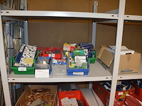 3 pvc bakjes met sloten, 3 pvc bakjes met binnenwerken, pvc bakje met deurspionen, pvc bakje met deurklinken, kartonnen doos met raambeveiliging - afbeelding 1 van  10