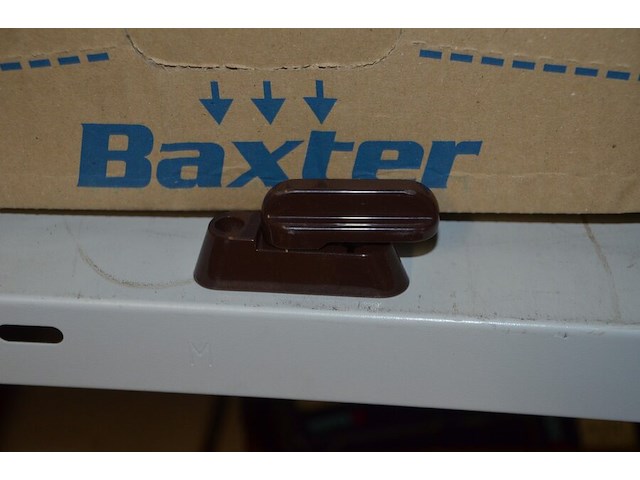 3 pvc bakjes met sloten, 3 pvc bakjes met binnenwerken, pvc bakje met deurspionen, pvc bakje met deurklinken, kartonnen doos met raambeveiliging - afbeelding 3 van  10