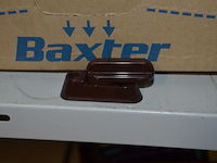 3 pvc bakjes met sloten, 3 pvc bakjes met binnenwerken, pvc bakje met deurspionen, pvc bakje met deurklinken, kartonnen doos met raambeveiliging - afbeelding 3 van  10