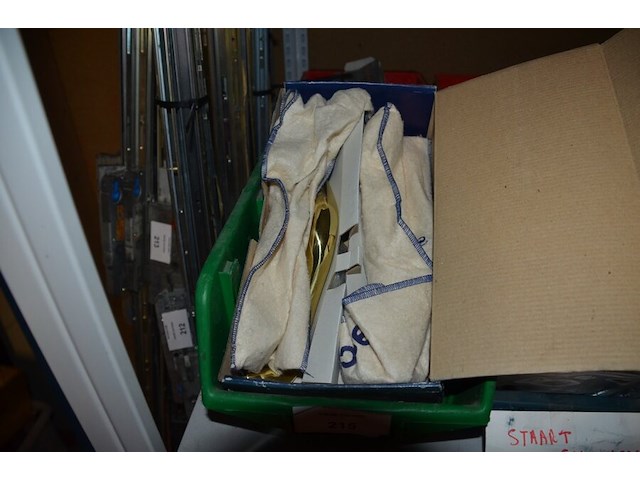 3 pvc bakjes met sloten, 3 pvc bakjes met binnenwerken, pvc bakje met deurspionen, pvc bakje met deurklinken, kartonnen doos met raambeveiliging - afbeelding 4 van  10