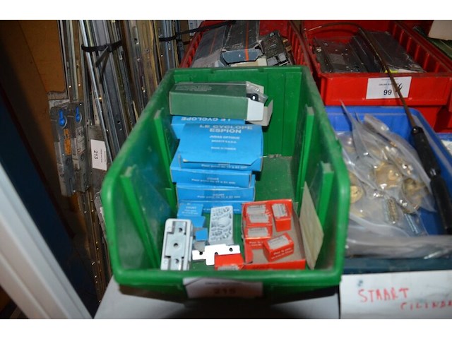 3 pvc bakjes met sloten, 3 pvc bakjes met binnenwerken, pvc bakje met deurspionen, pvc bakje met deurklinken, kartonnen doos met raambeveiliging - afbeelding 6 van  10