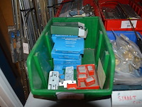 3 pvc bakjes met sloten, 3 pvc bakjes met binnenwerken, pvc bakje met deurspionen, pvc bakje met deurklinken, kartonnen doos met raambeveiliging - afbeelding 6 van  10
