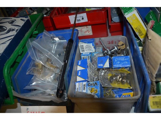 3 pvc bakjes met sloten, 3 pvc bakjes met binnenwerken, pvc bakje met deurspionen, pvc bakje met deurklinken, kartonnen doos met raambeveiliging - afbeelding 7 van  10