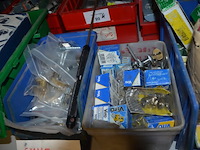 3 pvc bakjes met sloten, 3 pvc bakjes met binnenwerken, pvc bakje met deurspionen, pvc bakje met deurklinken, kartonnen doos met raambeveiliging - afbeelding 7 van  10