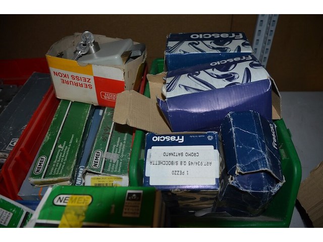 3 pvc bakjes met sloten, 3 pvc bakjes met binnenwerken, pvc bakje met deurspionen, pvc bakje met deurklinken, kartonnen doos met raambeveiliging - afbeelding 10 van  10