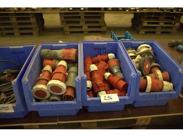 3 pvc bakken inhoudende elektramateriaal - afbeelding 1 van  1