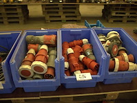 3 pvc bakken inhoudende elektramateriaal - afbeelding 1 van  1