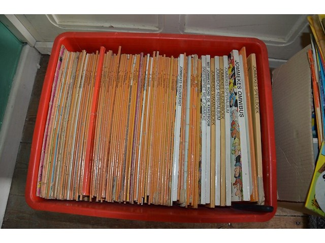 3 pvc kisten met strips, 2 kartonnen dozen met strips, stapel strips, 8 kookboeken - afbeelding 2 van  16