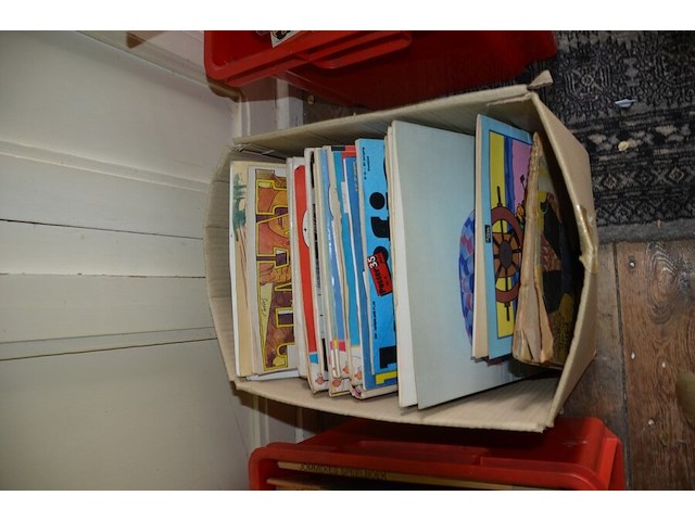 3 pvc kisten met strips, 2 kartonnen dozen met strips, stapel strips, 8 kookboeken - afbeelding 3 van  16