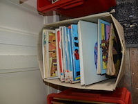 3 pvc kisten met strips, 2 kartonnen dozen met strips, stapel strips, 8 kookboeken - afbeelding 3 van  16