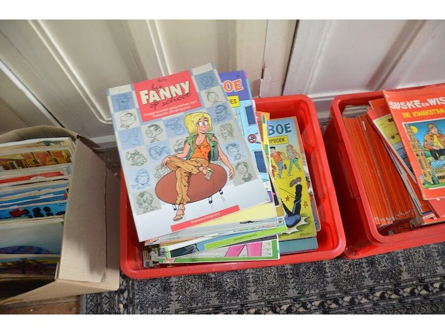 3 pvc kisten met strips, 2 kartonnen dozen met strips, stapel strips, 8 kookboeken - afbeelding 4 van  16