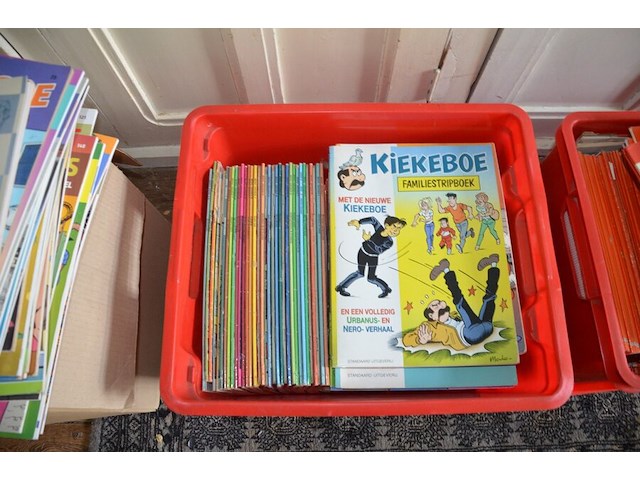 3 pvc kisten met strips, 2 kartonnen dozen met strips, stapel strips, 8 kookboeken - afbeelding 6 van  16