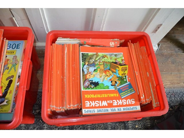 3 pvc kisten met strips, 2 kartonnen dozen met strips, stapel strips, 8 kookboeken - afbeelding 8 van  16