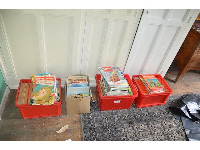 3 pvc kisten met strips, 2 kartonnen dozen met strips, stapel strips, 8 kookboeken - afbeelding 1 van  16