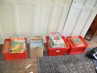 3 pvc kisten met strips, 2 kartonnen dozen met strips, stapel strips, 8 kookboeken