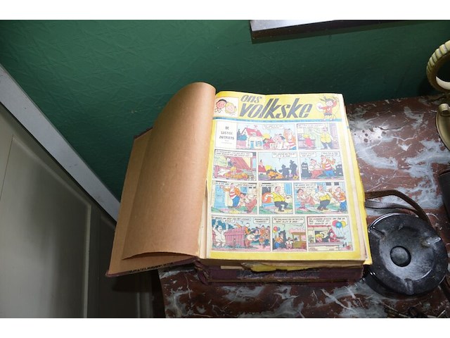 3 pvc kisten met strips, 2 kartonnen dozen met strips, stapel strips, 8 kookboeken - afbeelding 11 van  16