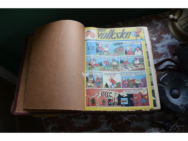 3 pvc kisten met strips, 2 kartonnen dozen met strips, stapel strips, 8 kookboeken - afbeelding 12 van  16