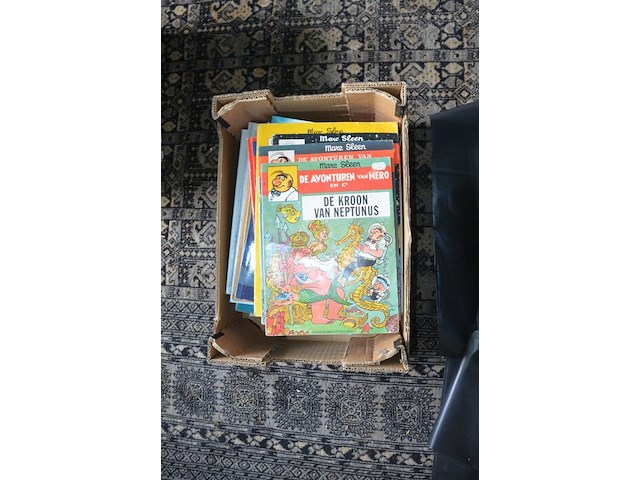 3 pvc kisten met strips, 2 kartonnen dozen met strips, stapel strips, 8 kookboeken - afbeelding 13 van  16