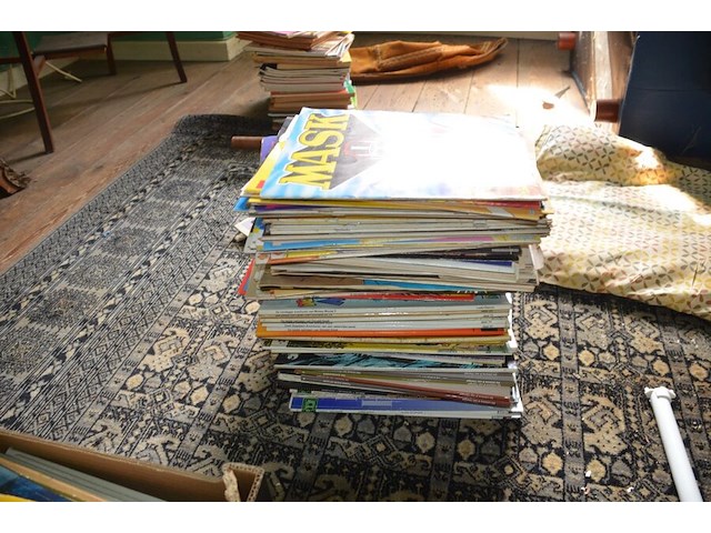 3 pvc kisten met strips, 2 kartonnen dozen met strips, stapel strips, 8 kookboeken - afbeelding 14 van  16