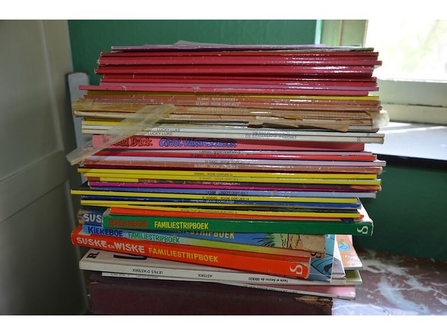 3 pvc kisten met strips, 2 kartonnen dozen met strips, stapel strips, 8 kookboeken - afbeelding 15 van  16