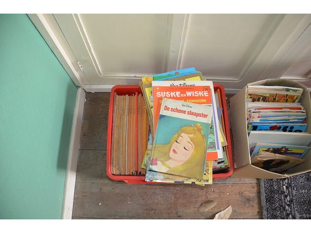 3 pvc kisten met strips, 2 kartonnen dozen met strips, stapel strips, 8 kookboeken - afbeelding 16 van  16