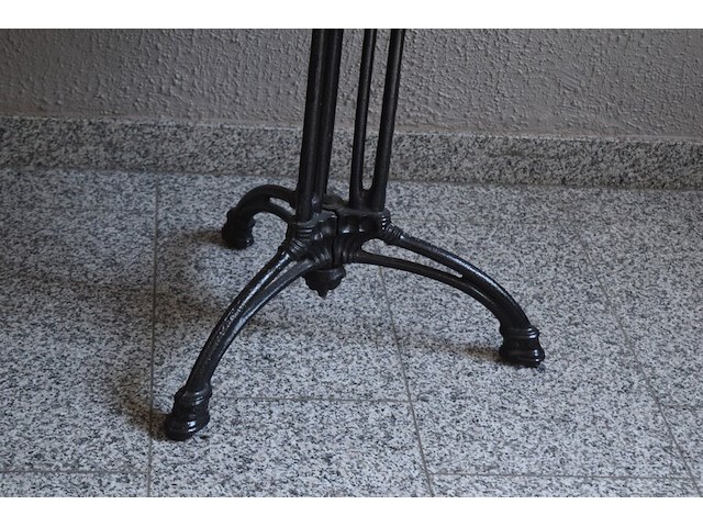 3 ronde tafeltjes op ijzeren voet diameter 80cm, hoogte 73cm - afbeelding 2 van  3