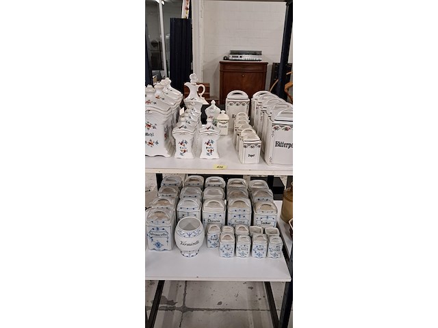 3 schabben met diverse kruidenpotten - afbeelding 1 van  2