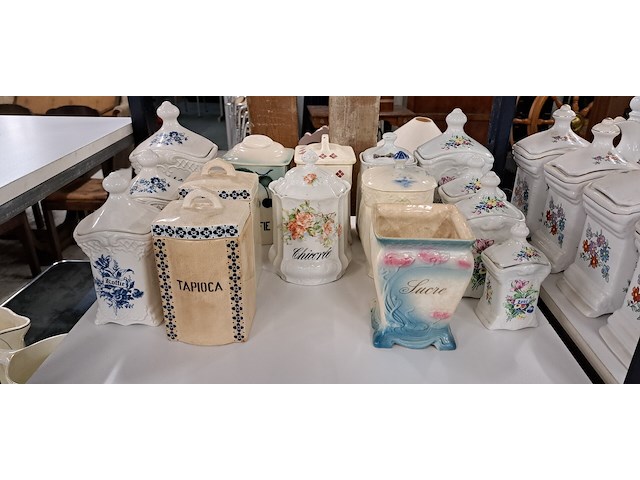 3 schabben met diverse kruidenpotten - afbeelding 2 van  2