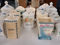 3 schabben met diverse kruidenpotten - afbeelding 2 van  2