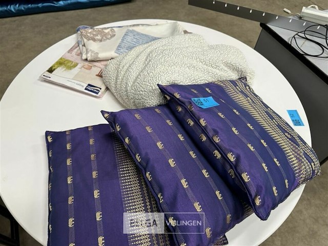 3 sierkussens + tafellakens + deken - afbeelding 1 van  2