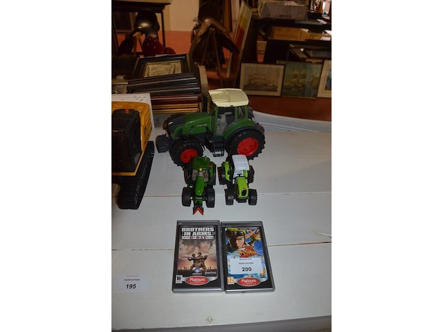 3 speelgoed tractoren, 2 playstation spelletjes - afbeelding 1 van  8