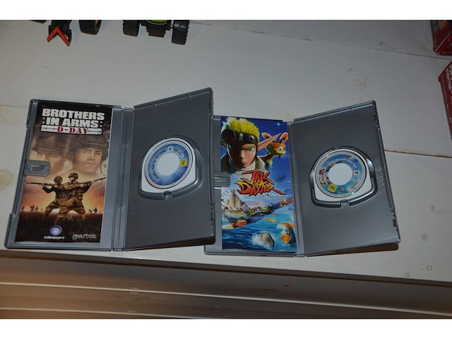3 speelgoed tractoren, 2 playstation spelletjes - afbeelding 4 van  8