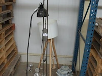 3 staanlampen, 2 plafondlampen (allen slechte staat)