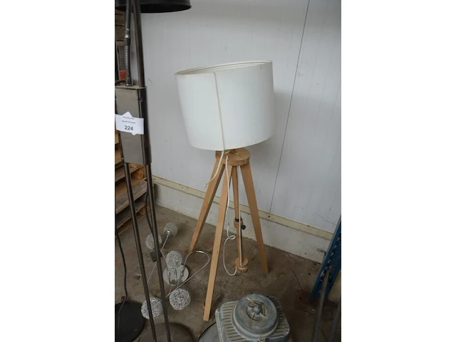 3 staanlampen, 2 plafondlampen (allen slechte staat) - afbeelding 4 van  7