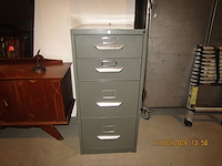 3 stoelen en bedieningskar - afbeelding 1 van  2