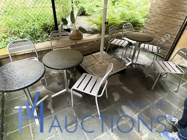 3 tafels met stoelen en parasol - afbeelding 1 van  9