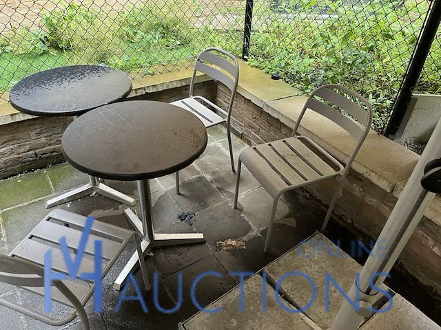 3 tafels met stoelen en parasol - afbeelding 2 van  9