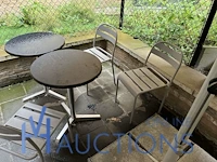 3 tafels met stoelen en parasol - afbeelding 2 van  9