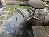 3 tafels met stoelen en parasol - afbeelding 3 van  9