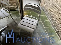 3 tafels met stoelen en parasol - afbeelding 5 van  9