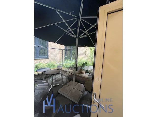 3 tafels met stoelen en parasol - afbeelding 6 van  9