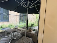 3 tafels met stoelen en parasol - afbeelding 6 van  9