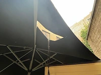 3 tafels met stoelen en parasol - afbeelding 7 van  9