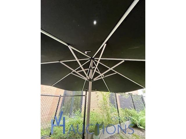 3 tafels met stoelen en parasol - afbeelding 8 van  9