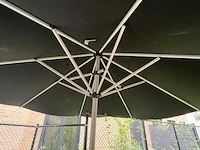 3 tafels met stoelen en parasol - afbeelding 8 van  9